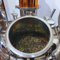 Macération de botaniques dans l'alambic à Gin de la distillerie Great Glen dans le nord-ouest des Highlands d'Ecosse