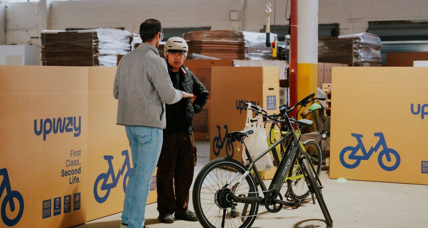 man verkoopt ebike bij upway