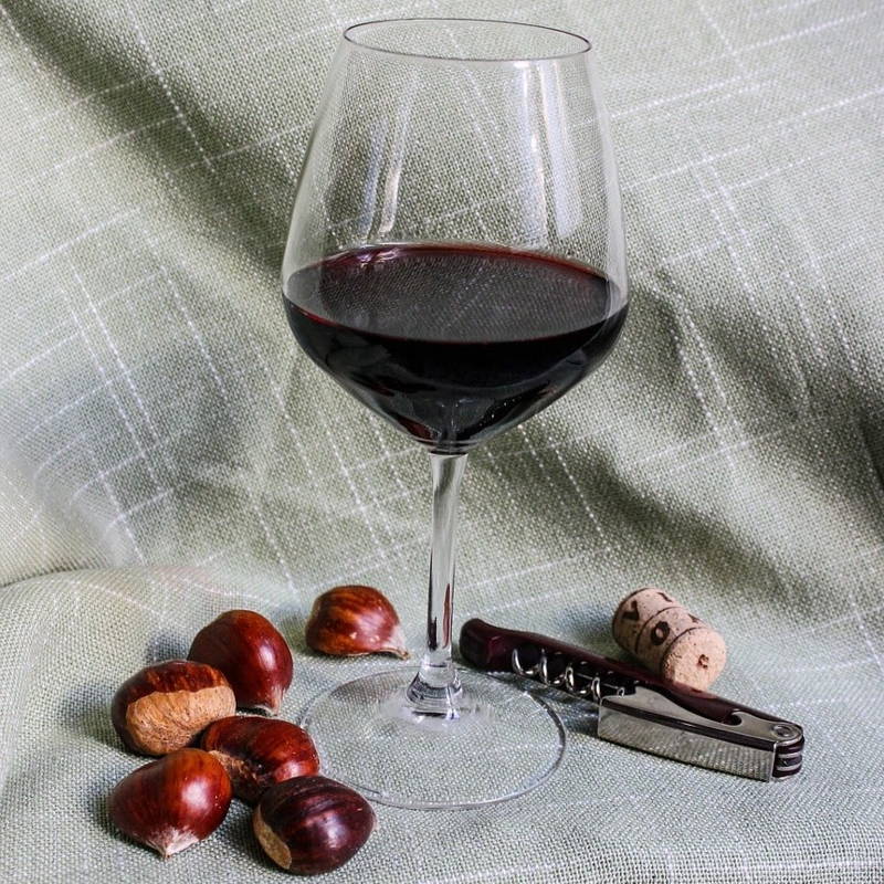 verre de vin valaisan et châtaignes pour la brisolée