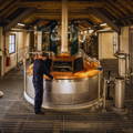 Ouvrier en pleine vérification à la cuve de brassage Mash Tun de la distillerie Kilchoman sur l'île d'Islay dans les Hébrides intérieures d'Ecosse