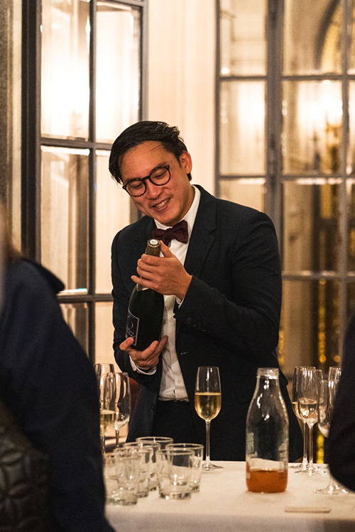 Notre équipe, diplômée de sommellerie, réalisent des centaines de dégustations de vin à l'aveugle en quête de vins pépites et rares pour vous les proposer