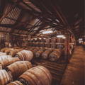 Fûts en bois remplis de whisky entreposés dans un chai traditionnel Dunnage Warehouse de la distillerie Glengyle sur la péninsule de Kintyre dans la région de Campbeltown en Ecosse