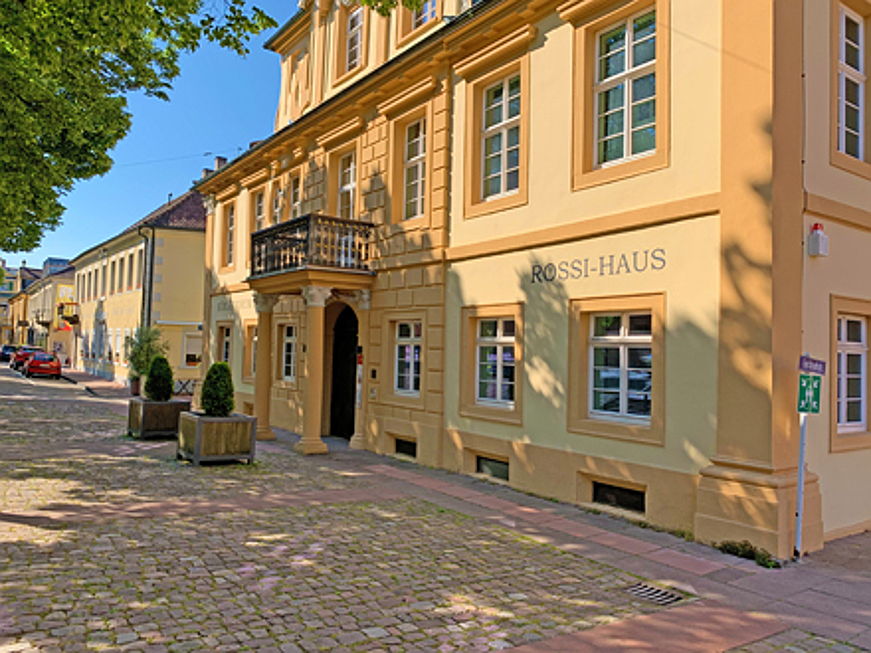  Karlsruhe
- Hier sehen Sie das Rossi Haus am Residenzschloss in Rastatt. Erfahren Sie mehr über den Kauf oder Verkauf eines Mehrfamilienhauses in Rastatt.