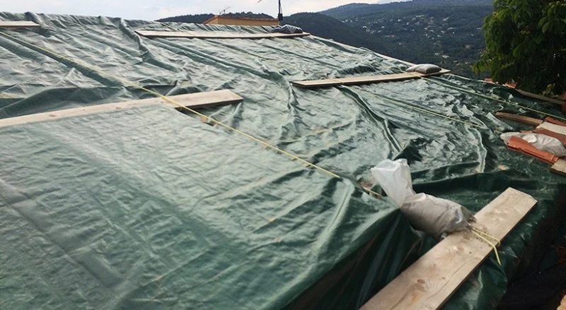 Rénovation d’une toiture avec bâchage et pose d’une couverture en PST à Grasse — CEG TOITURE, couvreur à Nice