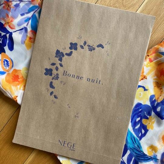 Nêge Paris - Notre enveloppe minimaliste qui emballe vos pyjamas