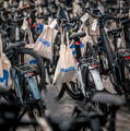 Différents vélos électriques dans un centre de reconditionnement Upway