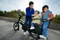 Transporter deux enfants sur un vélo électrique longtail : avec leur père