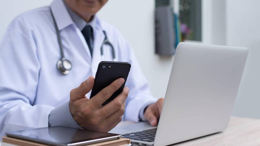 Dokter-Laptop-Tablet-Smartphone