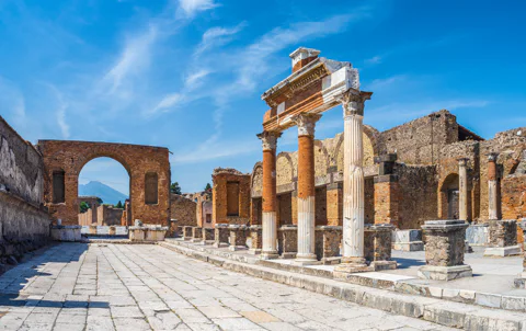 Pompeii Day Tour w/ Lunch & Wine Tasting