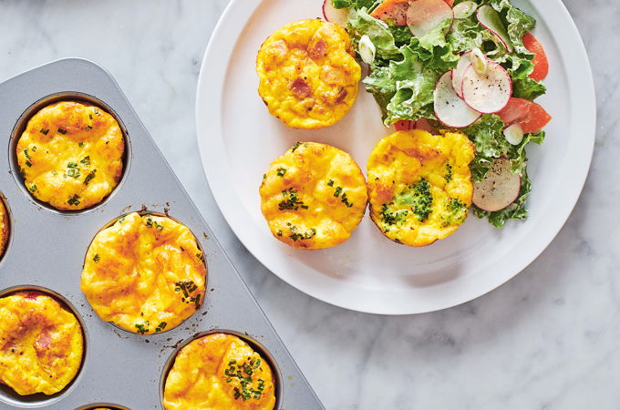 Mini-omelettes au fromage et salade crémeuse