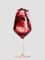 verre de vin rouge en mouvement