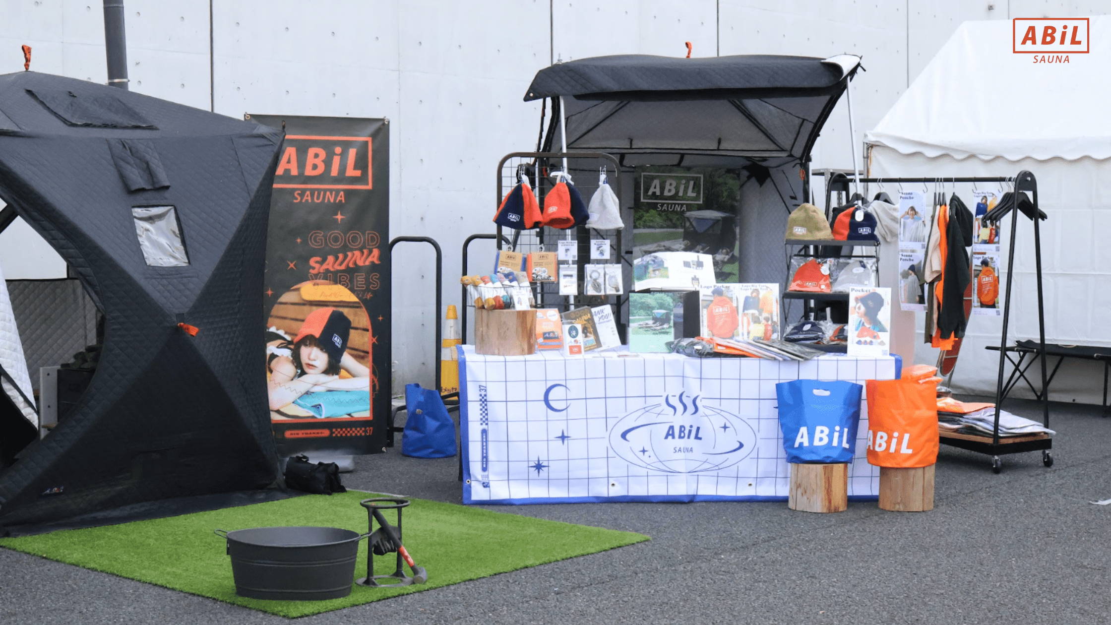 ABiLブースで展示・販売されるサウナハットやMOKUタオル、BOUSUI BAGなどの物販アイテム