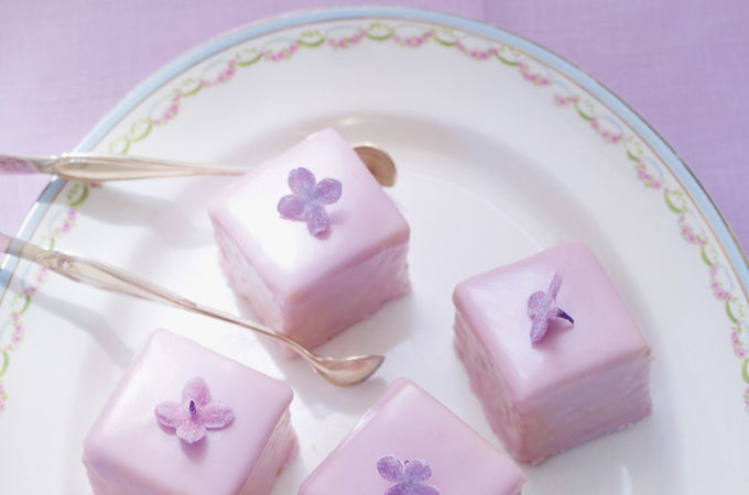 Petits fours au lilas cristallisé