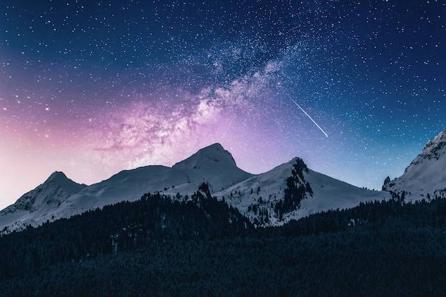 cielo stellato di notte. Fotografato con la tecnica della lunga esposizione