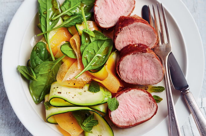 Médaillons de porc au prosciutto et salade de courgettes à la menthe