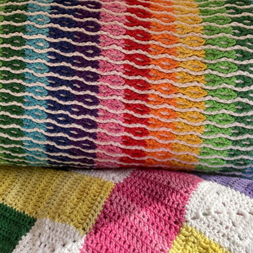 Crocheted rainbow cushion Tineke, Interlocking hooks.