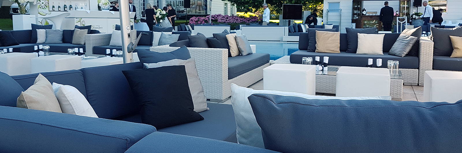 Grosse Outdoor Lounge mieten für Event mit Sitzwürfel und Dekokissen