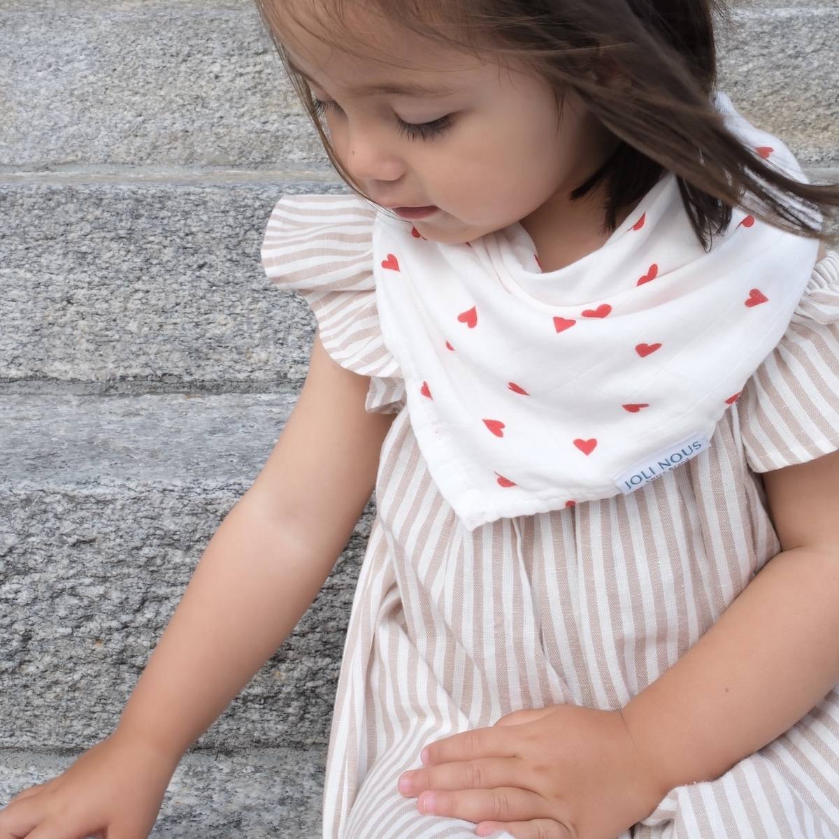 Foulard joli nous bleu blanc coeurs rouges adorable élégant chic pour bébé ou enfant, bambou OEKO-TEX et coton GOTS doux pratique polyvalent élégant chic haut de gamme