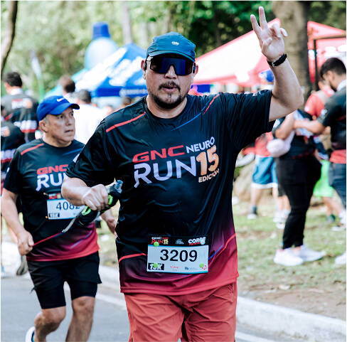 hombre participando de la carrera