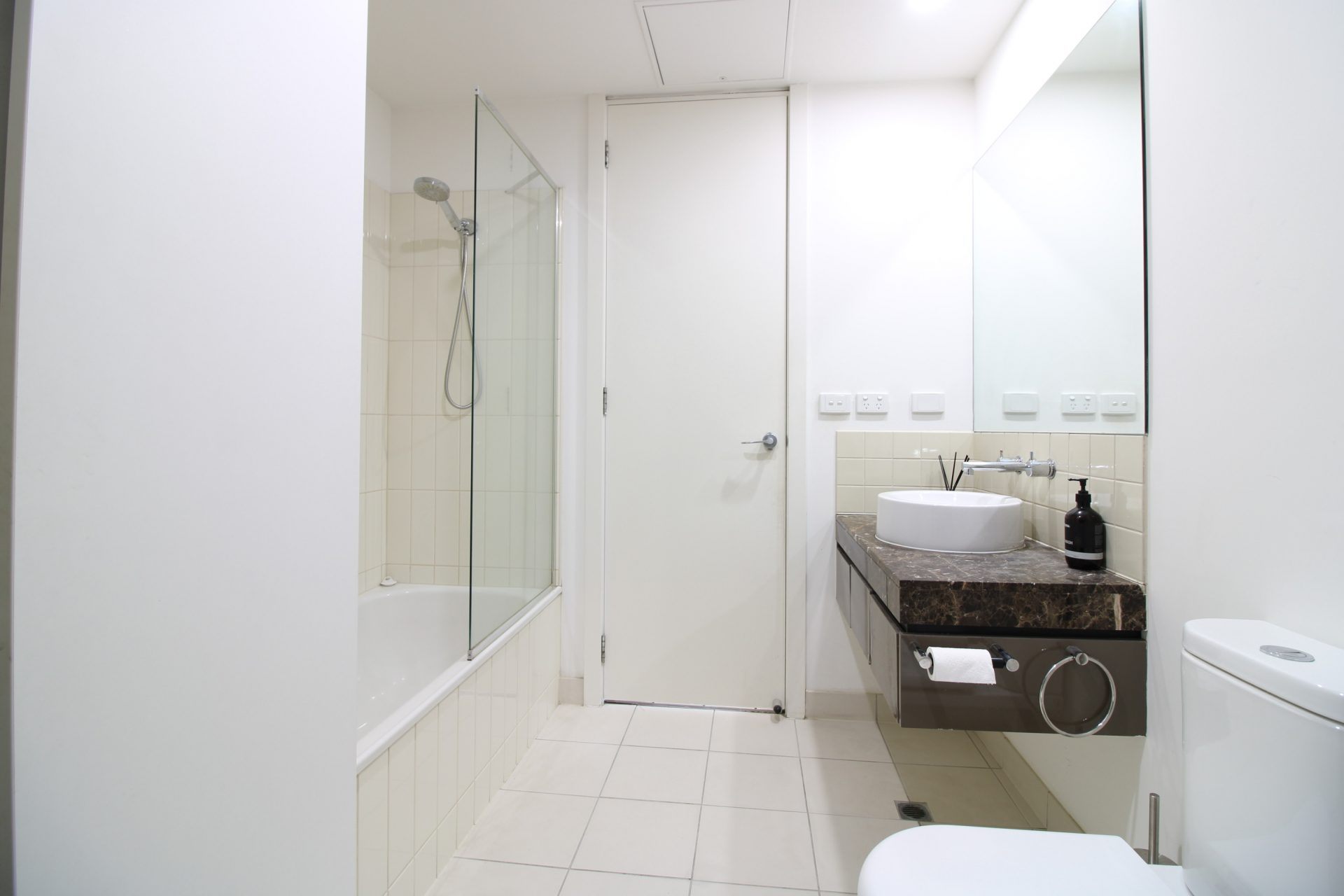 FOR LEASE - Spacious, Stylish and Only Steps from the Bay!!! Port Melbourne - Image 4