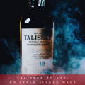 Bouteille de Single Malt Scotch Whisky Talisker 10 ans d'âge entourée de fumée avec un arrière plan sombre