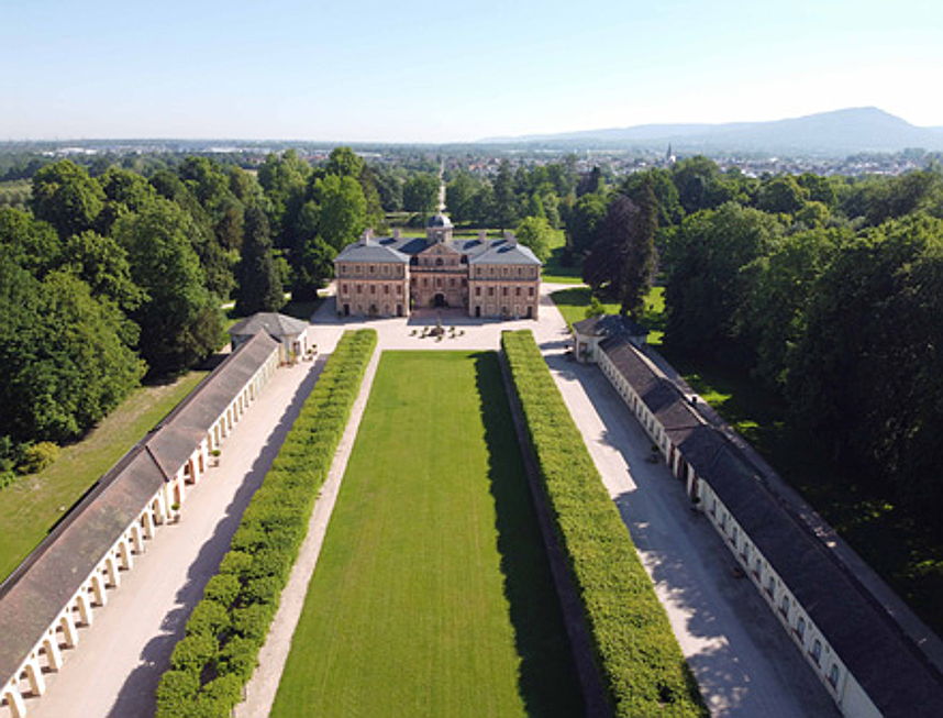  Karlsruhe
- Hier sehen Sie das Rastatter Schloss Favorite aus der Luft. Erfahren Sie mehr über den Kauf oder Verkauf eines Mehrfamilienhauses in Rastatt.