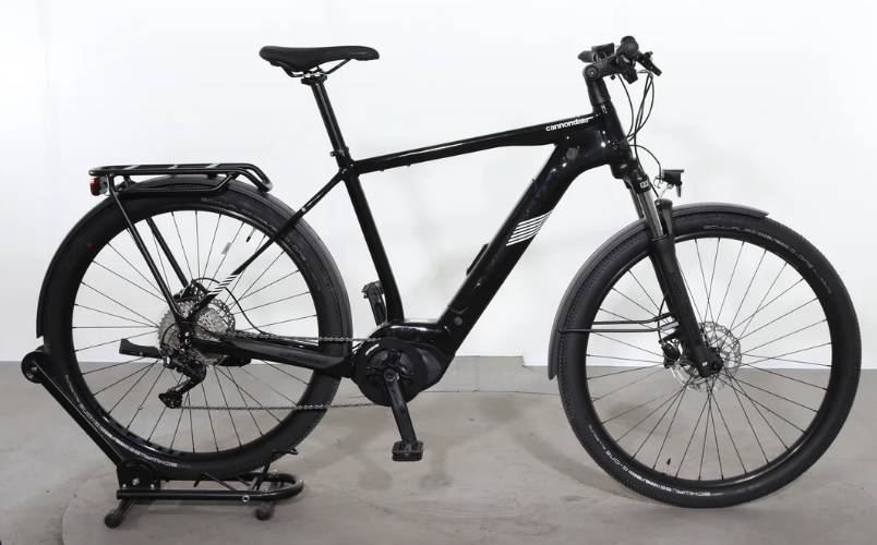 Cannondale Tesoro Neo X 3 elektrische trekkingfiets met Bosch middenmotor, verende voorvork en bagagedrager, zijaanzicht op neutrale witte achtergrond.