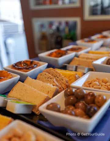 Enjoy boat tour with snacks and drinks