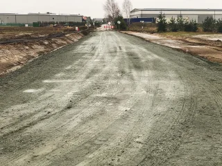  Wykonany odcinek podbudowy na ul.  A. A. Karwety, Miszewko w km 8+600