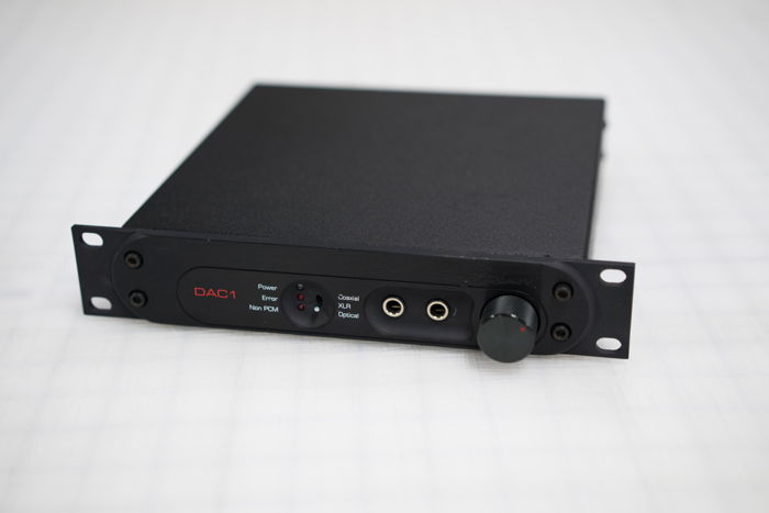 Benchmark DAC 1 front
