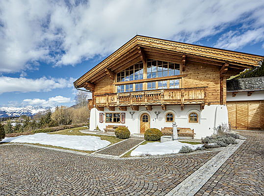  Gera
- Das circa 461 Quadratmeter große Landhaus in der Nähe von Kitzbühel wird für 5,9 Millionen Euro zum Kauf angeboten. Zu der hochwertigen Ausstattung gehören unter anderem ein Wellnessbereich mit Sauna, drei Terrassen sowie ein Weinlager.