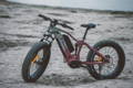 Un fat bike electrique vue de pres sur le sable