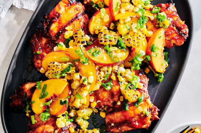 Poulet barbecue, salade de maïs aux pêches