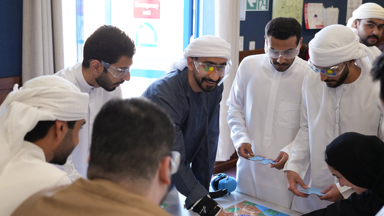 الطلاب يتصافحون أثناء المشاركة في حدث NMSS للتوعية بالشباب.