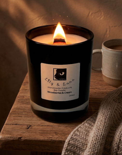 Soy Candle - Strawberries & Cream (250g)