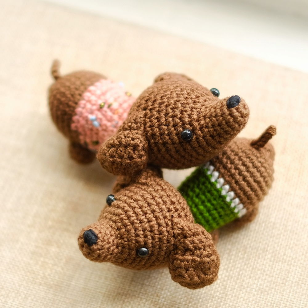 Pebbles the Dachshund Dog - Padrão de crochê Amigurumi [PDF em inglês]