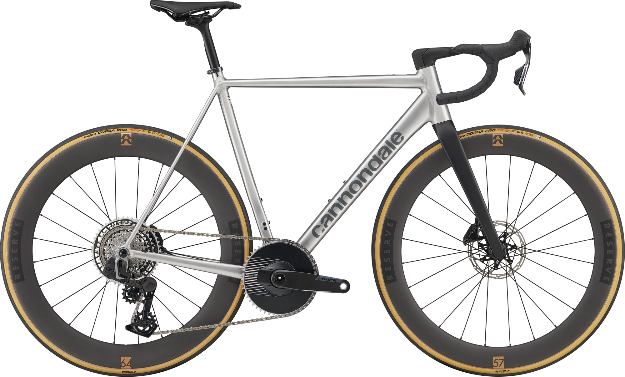 Zilverkleurige Cannondale CAAD14 racefiets in zijaanzicht, met zwarte voorvork, diepe Reserve-carbonwielen, tanwall Vittoria Corsa Pro-banden, schijfremmen en een opvallende aero-crankset tegen een zwarte achtergrond.