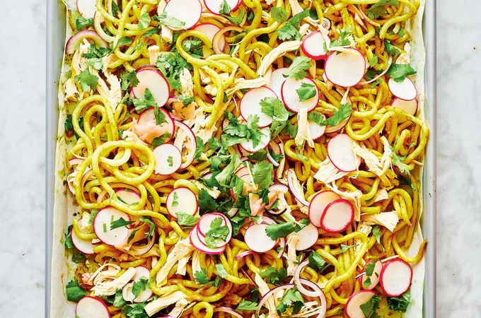 Nouilles udon au poulet et oignons rôtis au cari