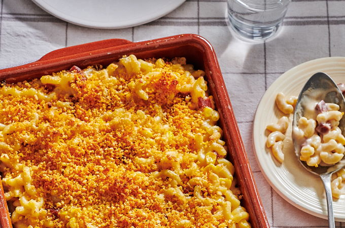 Macaronis au fromage gratinés, au chorizo et au maïs