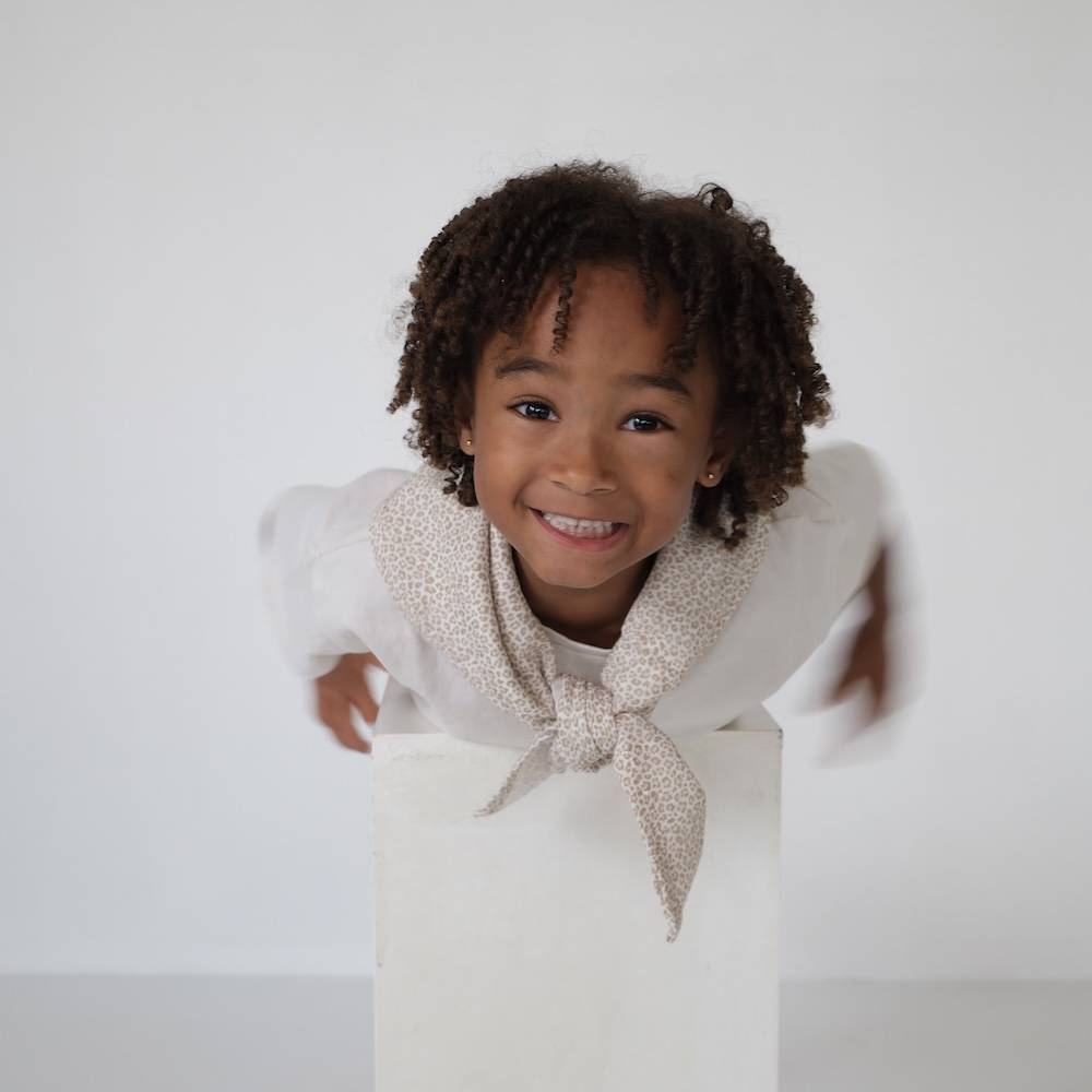 foulard raffiné beige crème pour bébé et enfant, en coton doux et bambou et respirant, certifié OEKO-TEX, idéal pour compléter une tenue d’enfant chic et confortable