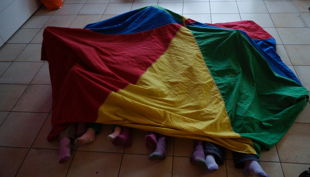 kids in munich kinder unter decke