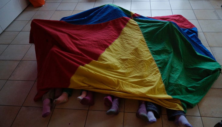 kids in munich kinder unter decke