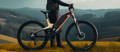 Cycliste avec son vélo électrique au poids léger, pour ses balades dans la nature