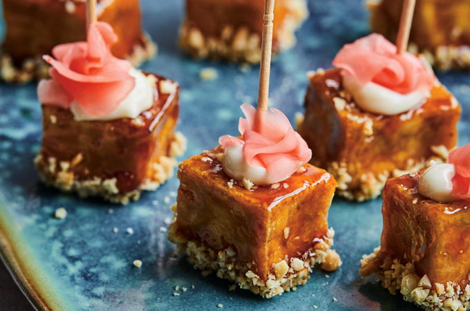 Bouchées de tofu laquées, arachides et gingembre