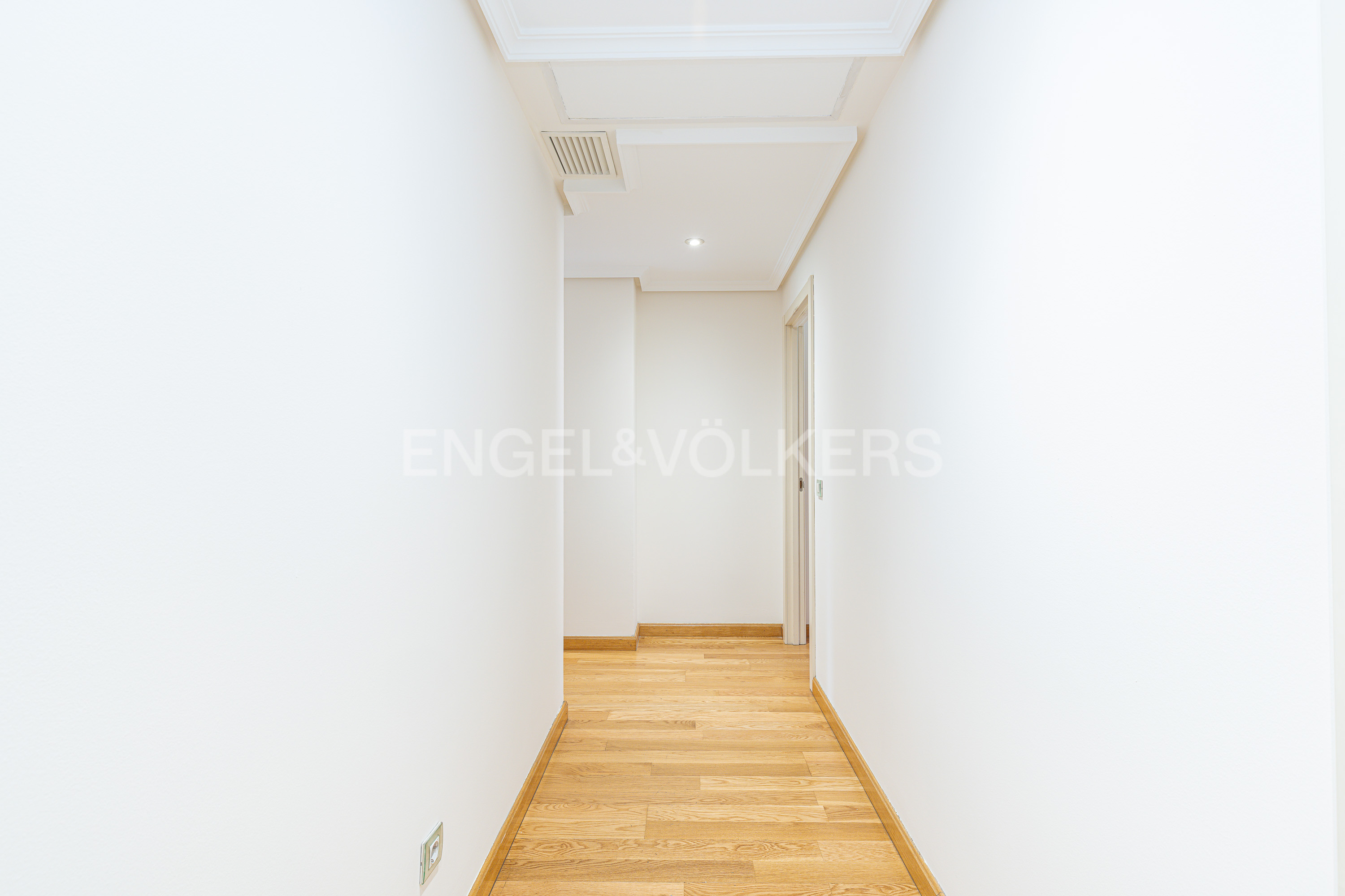 Bright apartment with garage in a family-friendly complex with a pool - Image 4