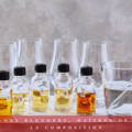 Fioles échantillons de whiskies de différentes couleurs pour la confection d'une recette de whisky assemblé Blended