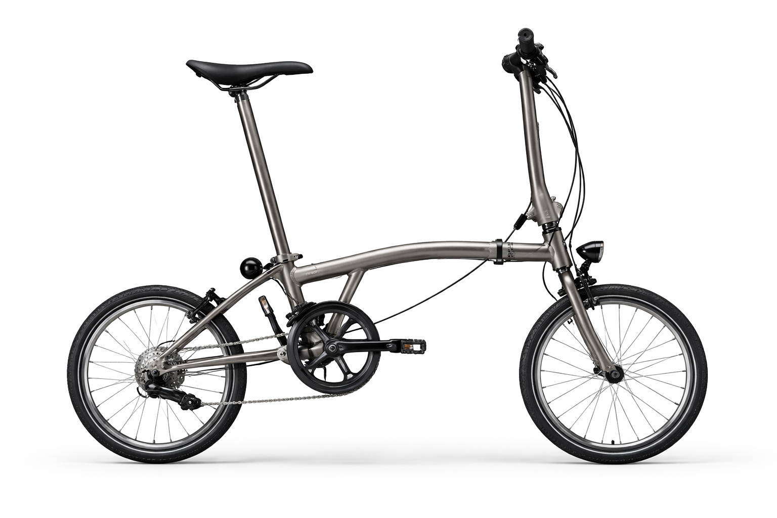Zijaanzicht van een Brompton T Line elektrische vouwfiets in titaniumkleur, met compact frame, kleine wielen, hoge stuurpen en minimalistisch ontwerp, vrijstaand op een neutrale achtergrond.