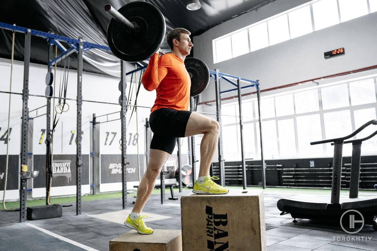 WBCM lunges exercises performing by sprinter