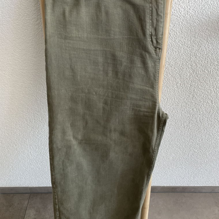 Pantalon couleur vert tilleul, coupe originale