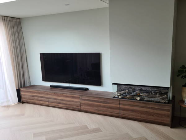 TV-meubel met inbouwhaard op maat, klantproject Houtenmeubelshop